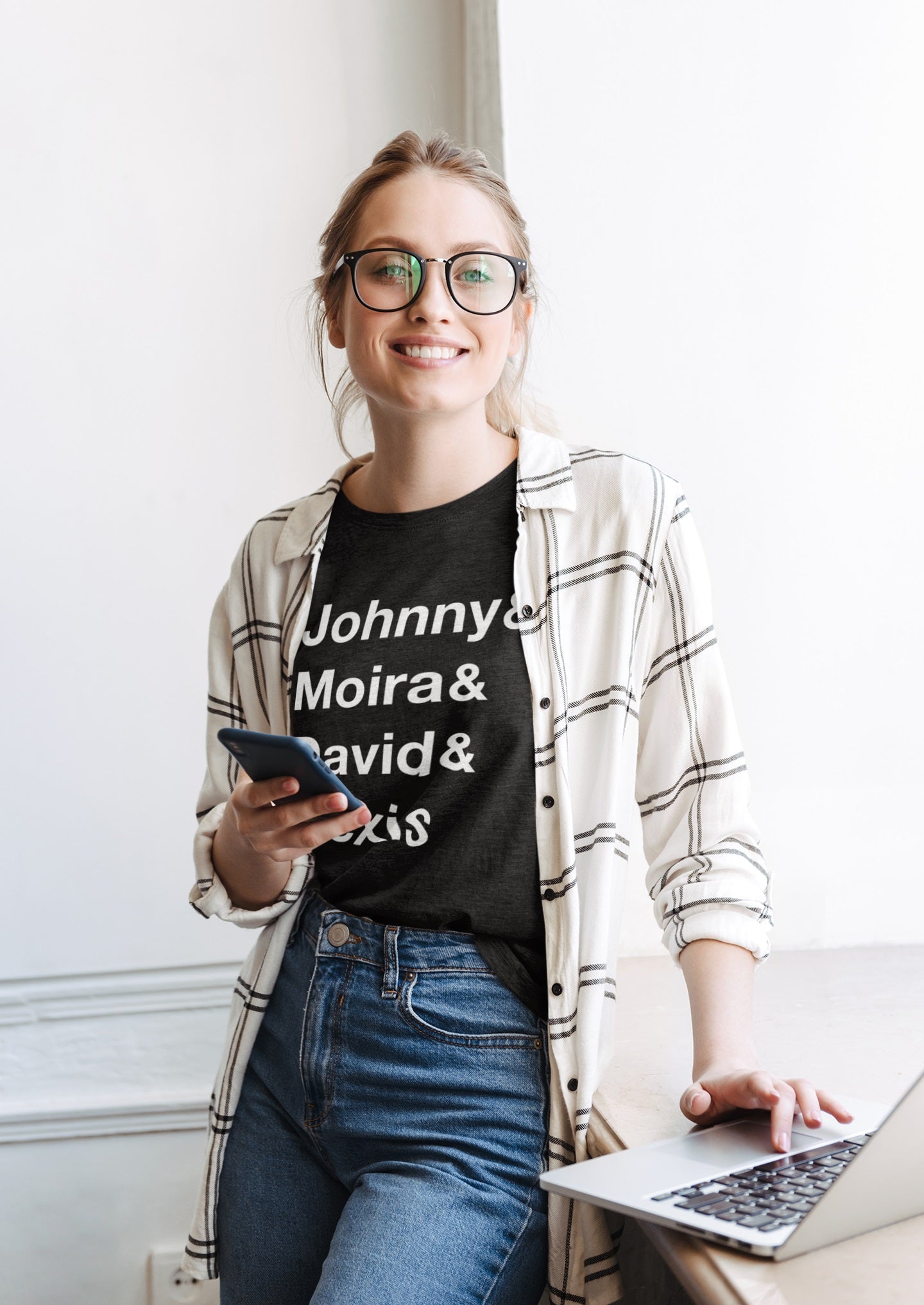 Johnny & Moira & David & Alexis - Donkey Tees T-shirt